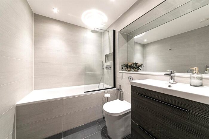 2 Bedroom Apartment To Rent In Trinity Tower, Quadrant Walk, Canary Wharf, London, E14
