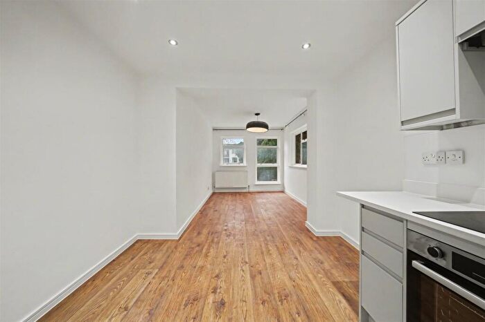 2 Bedroom Apartment To Rent In Corringham Road, Golders Green, London, NW11