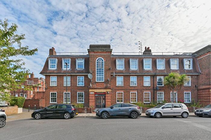 2 Bedroom Flat For Sale In Pathfield Road, Streatham Common, London, SW16