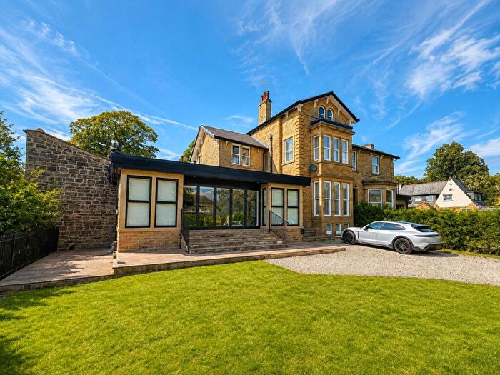 5 Bedroom Semi-Detached House To Rent In Woodlands Drive, Apperley Bridge, Bradford, West Yorkshire, BD10