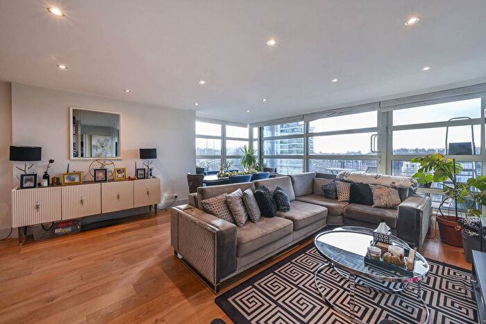 3 Bedroom Flat To Rent In Buckingham Palace Road, Westminster, London, SW1W