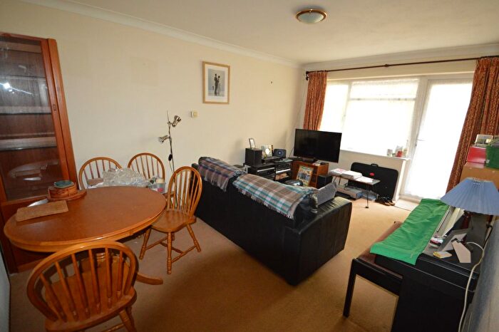 2 Bedroom Flat To Rent In Lovelace Gardens, Surbiton, KT6