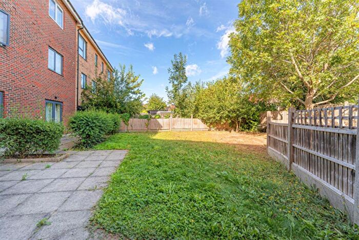 2 Bedroom Flat For Sale In Lanark Court, Dairy Close, Enfield, EN3