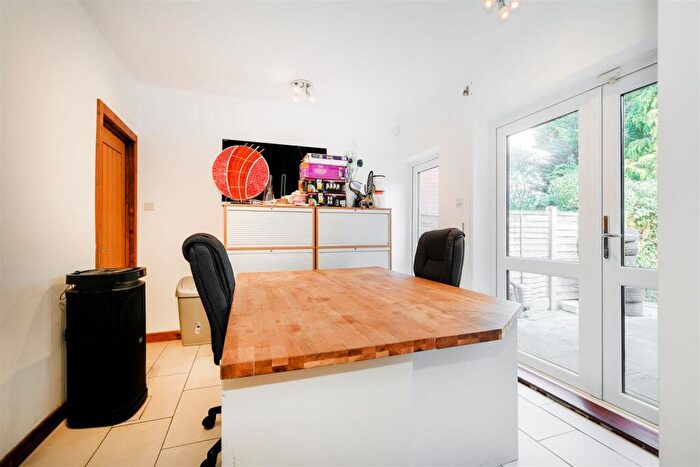 5 Bedroom Semi-Detached House For Sale In Endlebury Road, North Chingford, E4