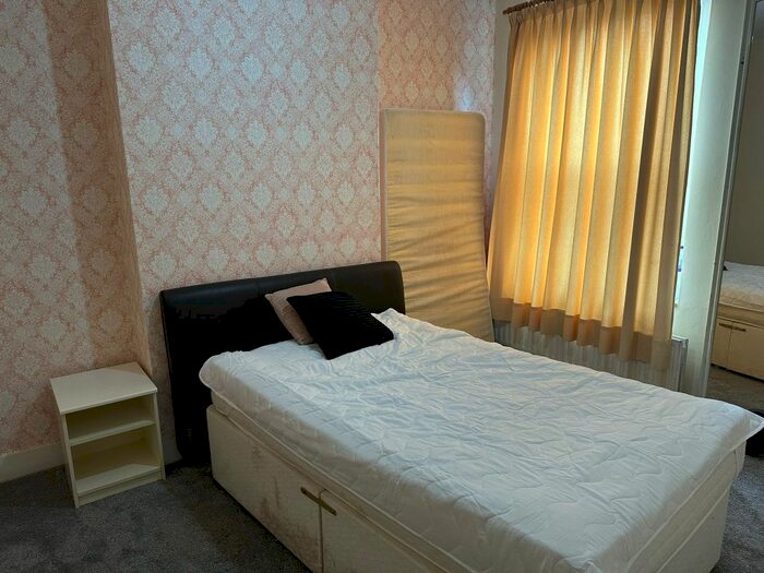 3 Bedroom Flat To Rent In Chatterton Road, Bromley, BR2