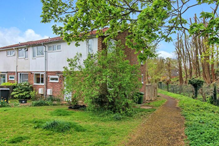 2 Bedroom Flat To Rent In Woodlands Court, Alton, Hampshire, GU34