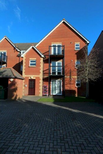 2 Bedroom Apartment To Rent In York Road, Netley Abbey, Southampton, SO31