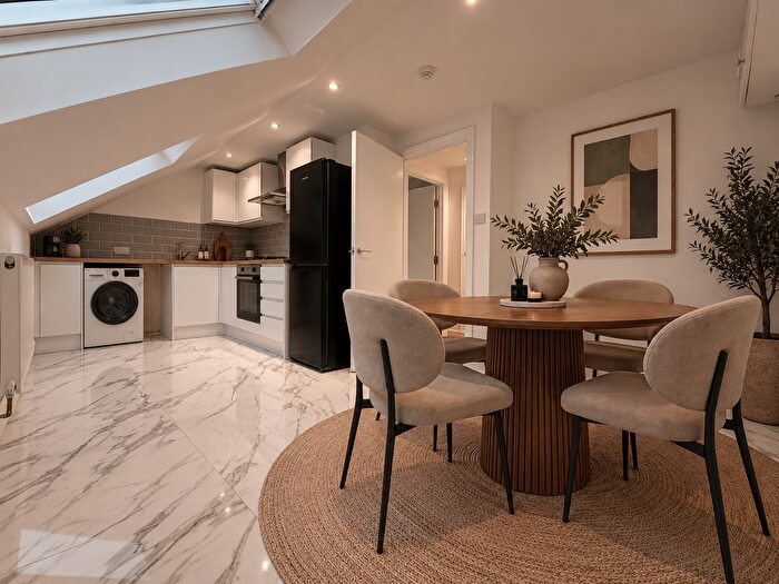 2 Bedroom Flat To Rent In Gambole Road, Tooting, SW17