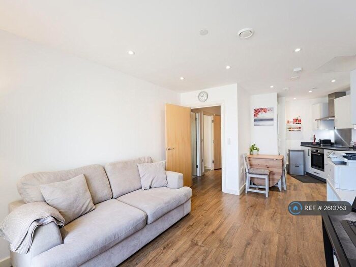 1 Bedroom Flat To Rent In Charter Court, Pinner, HA5