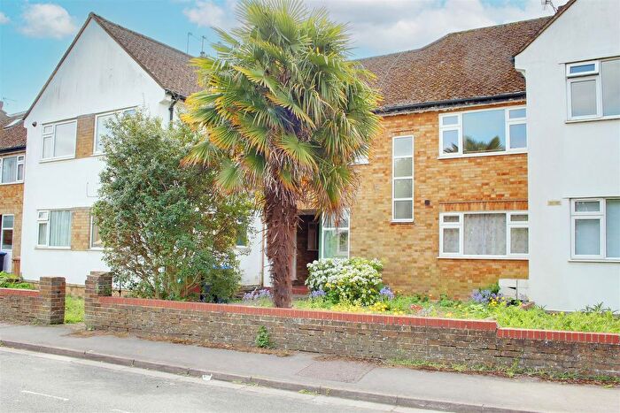 2 Bedroom Maisonette To Rent In Station Close, Brookmans Park, AL9