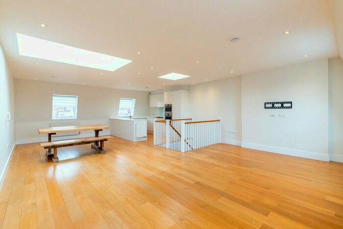 3 Bedroom Flat To Rent In Cadogan Place, Belgravia, SW1X