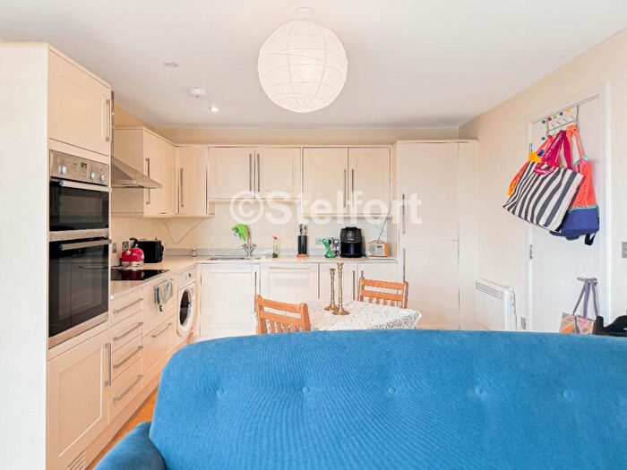 2 Bedroom Flat To Rent In Axminster Road, London, N7