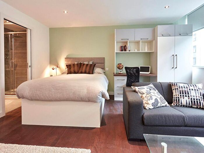 Apartment To Rent In Apt, South Parade #, LS1