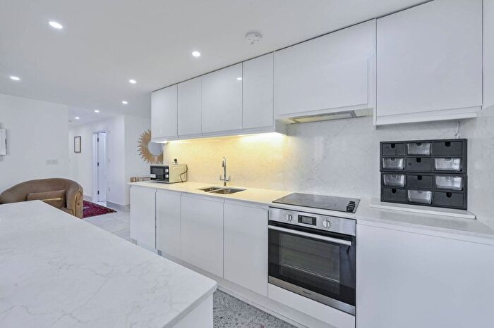 3 Bedroom Flat To Rent In Earls Court Road, Earls Court, London, SW5