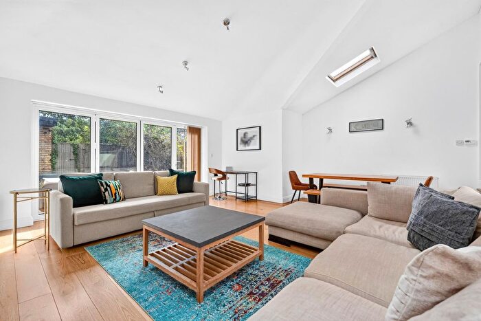 2 Bedroom Flat For Sale In The Vale, Acton, W3
