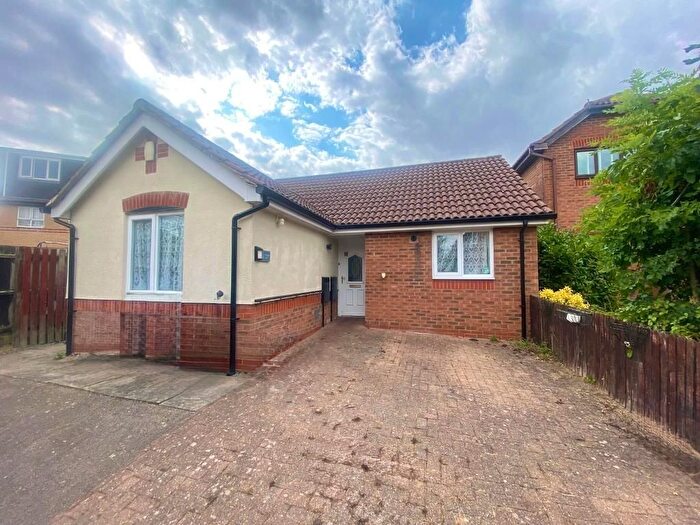 2 Bedroom Bungalow For Sale In Chingle Croft, Emerson Valley, Milton Keynes, Buckinghamshire, MK4