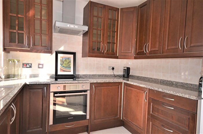 2 Bedroom Flat To Rent In Littlebrook Avenue, Slough, SL2