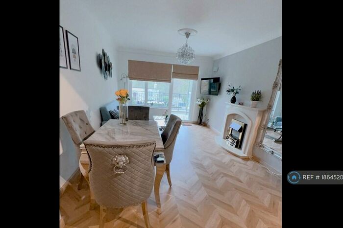 3 Bedroom Flat To Rent In Monkton Court, Bournemouth, BH4