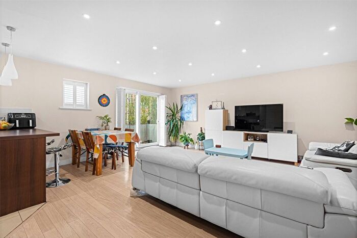 3 Bedroom Flat For Sale In Whippendell Road, Watford, Hertfordshire, WD18