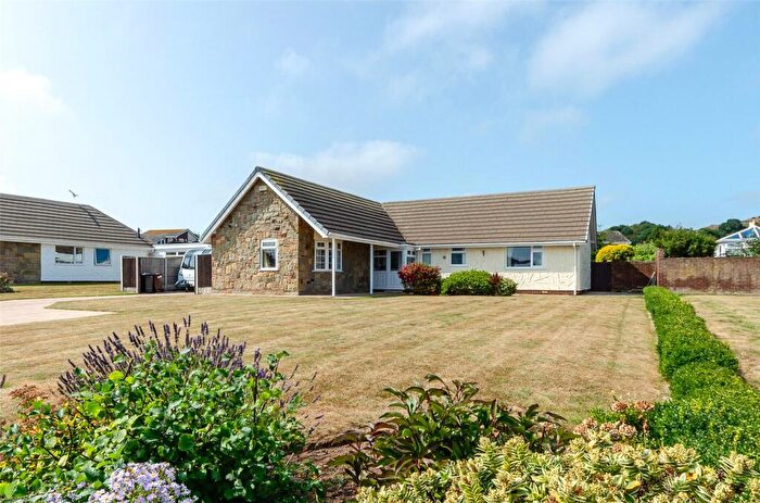 2 Bedroom Bungalow For Sale In Penrhyn Beach East, Penrhyn Bay, Llandudno, Conwy, LL30