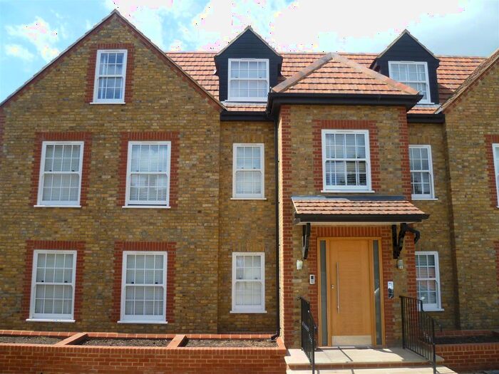 2 Bedroom Flat To Rent In Highfield Road, Bushey, WD23