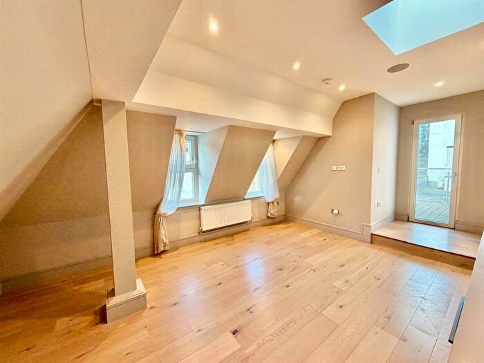 2 Bedroom Flat To Rent In The Quadrant, Richmond, TW9