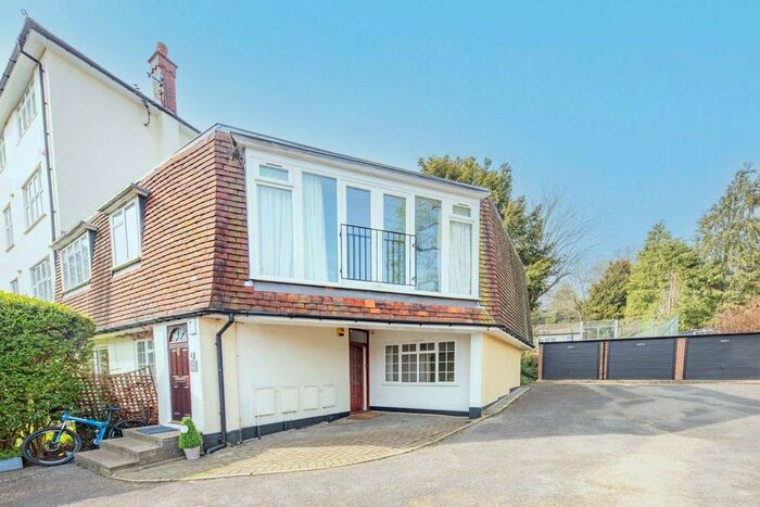 2 Bedroom Flat To Rent In The Downs, London, SW20