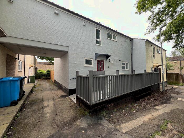 3 Bedroom Flat To Rent In Skegness Walk, NN18