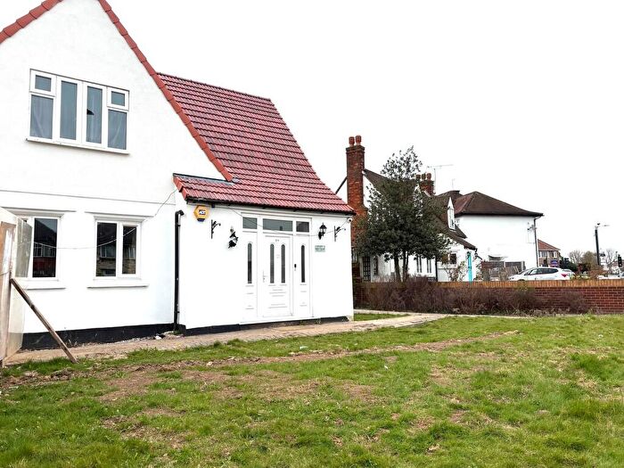 Studio To Rent In Imperial Drive, Harrow, HA2