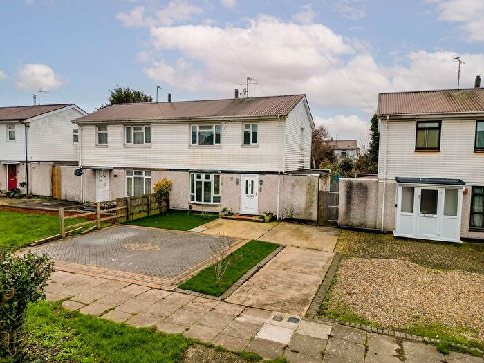 3 Bedroom Semi Detached House For Sale In Old Stoke Road, Aylesbury, HP21