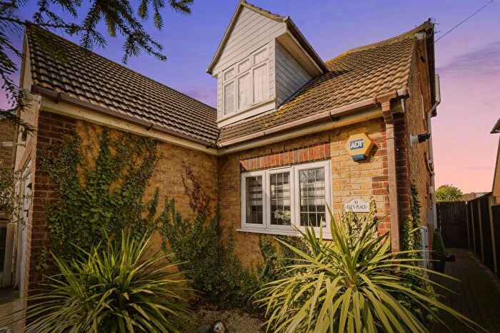 3 Bedroom Semi-Detached House For Sale In Lambs Lane South, Rainham, RM13