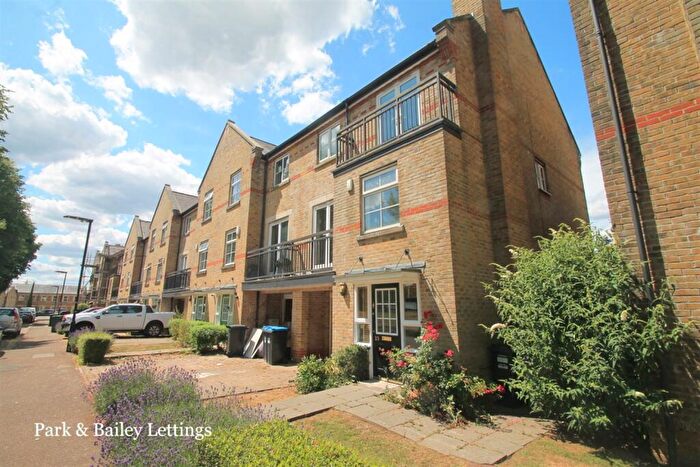 4 Bedroom Town House To Rent In Bedroom End Terrace Town House In Caterham On The Hill, CR3