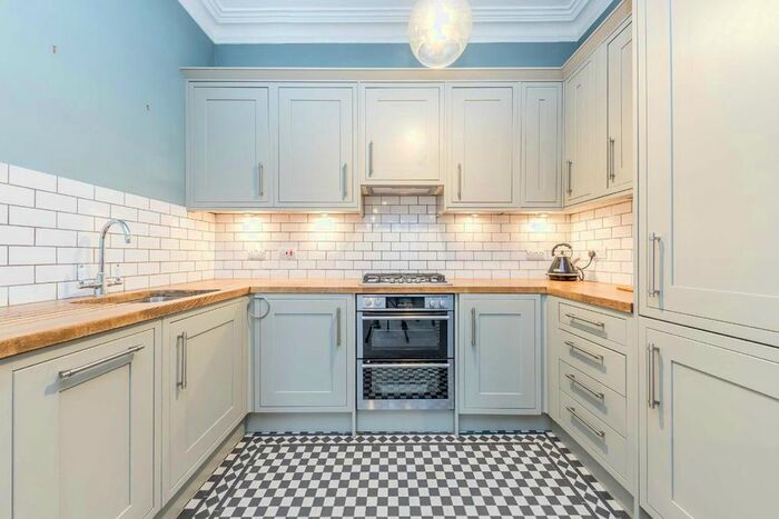 2 Bedroom Flat To Rent In Bedford Hill, London, SW12