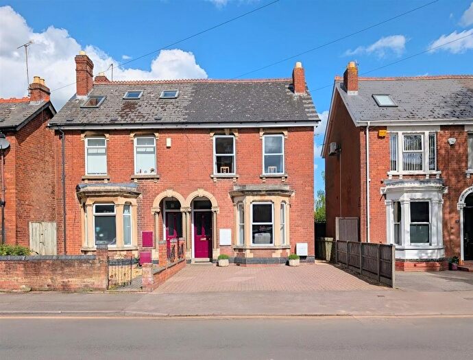 3 Bedroom Semi-Detached House For Sale In Lansdown Road, Gloucester, GL1