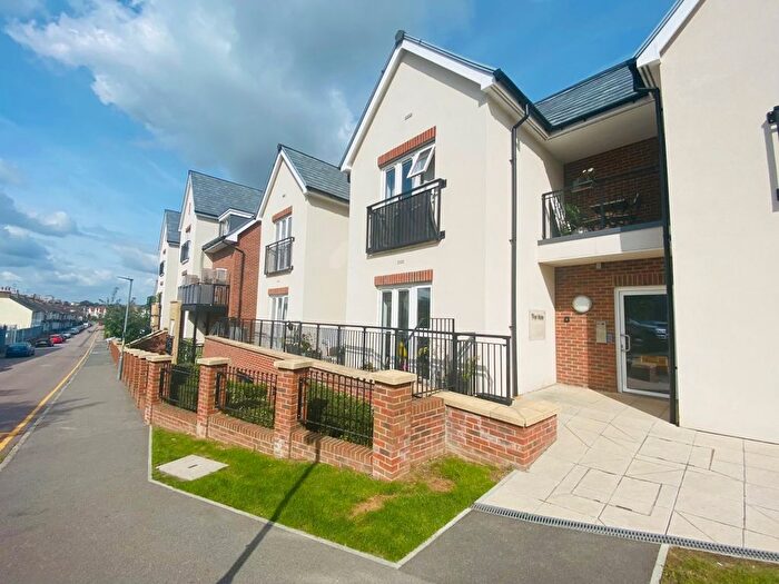 2 Bedroom Flat To Rent In The Vale, Bushey, WD23