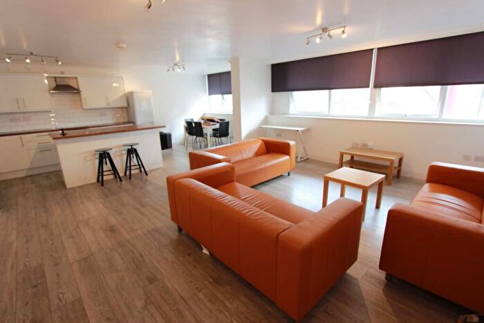 3 Bedroom Flat To Rent In High Road, London, N12