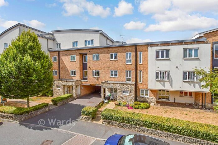 2 Bedroom Apartment For Sale In Melrose Close, Maidstone, Kent, ME15