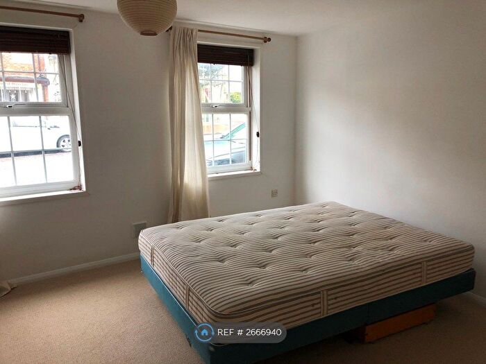 1 Bedroom Flat To Rent In High Street, Newport Pagnell, MK16