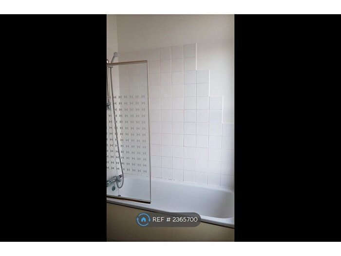 1 Bedroom Flat To Rent In Paragon Flats, Ilfracombe, EX34