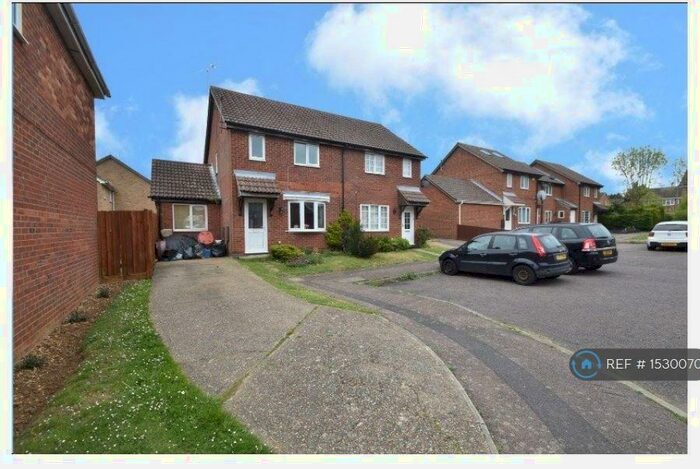 3 Bedroom Semi-Detached House To Rent In Fieldfare Green, Luton, LU4