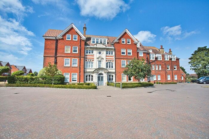 2 Bedroom Flat For Sale In Eversley Park, Folkestone, Kent, CT20