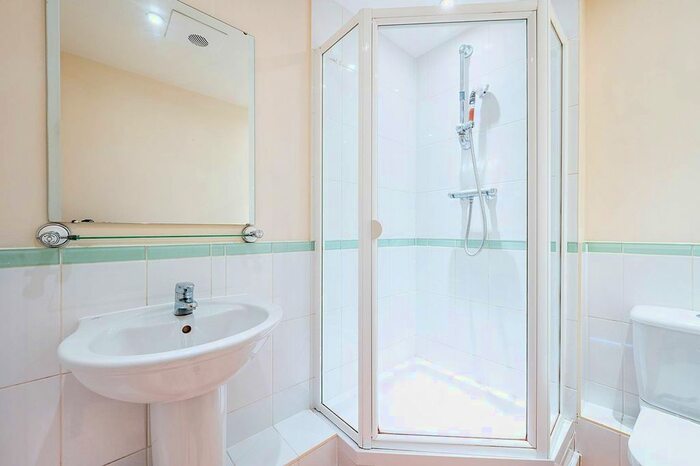 2 Bedroom Flat For Sale In Victoria Road, North Acton, London, W3