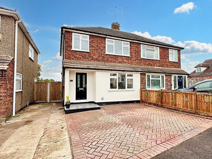 3 Bedroom Semi-detached House For Sale In Passingham Ave, Billericay, CM11
