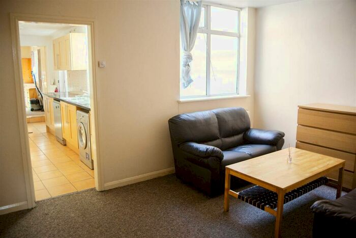2 Bedroom Flat To Rent In Raddlebarn Road, Birmingham, B29