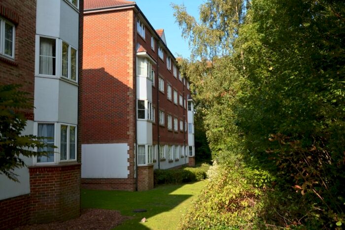 2 Bedroom Flat To Rent In Autumn Drive, Sutton, Surrey, SM2