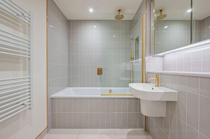 2 Bedroom Flat To Rent In The Eades, Walthamstow Central, Walthamstow, E17