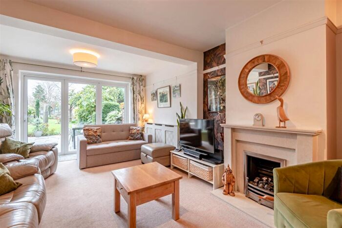 3 Bedroom Semi-Detached House For Sale In Norrington Road, Maidstone, ME15 - Photo 2