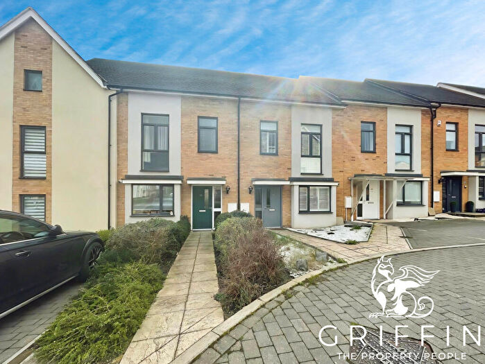 3 Bedroom House To Rent In Courts Way, Aveley, South Ockendon, RM15