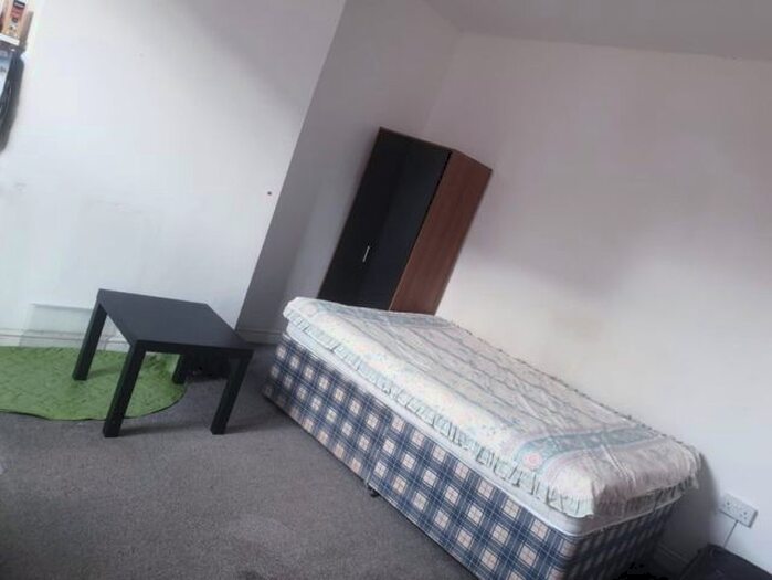 3 Bedroom Property To Rent In Crosby View, Leeds, LS11