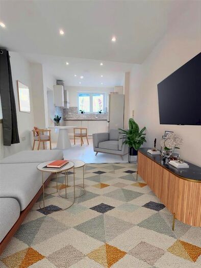 2 Bedroom Flat To Rent In East Finchley, London, N2